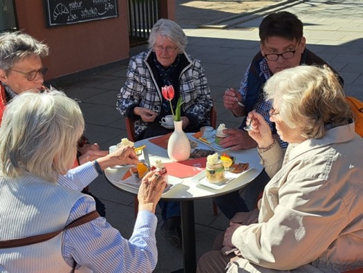 Cafe mit Gruppe 1