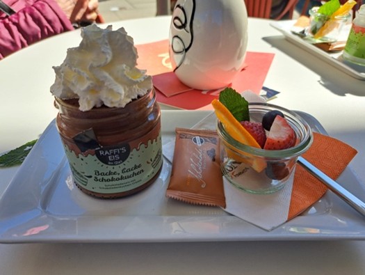 Cafe mit Gruppe 2