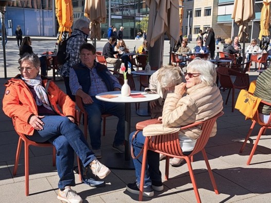 Cafe mit Gruppe 3