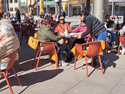 Cafe mit Gruppe 4
