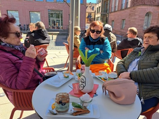 Cafe mit Gruppe 5